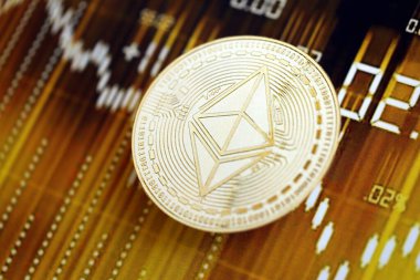 KYIV, UKRAINE - 17 AĞUSTOS 2024 Ethereum ETH Koyu kripto para birimi dijital ticaret şeması üzerinde altın sarısı renklerde yakın plan