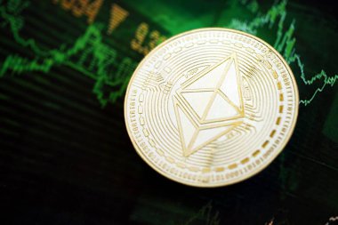 KYIV, UKRAINE - 17 AĞUSTOS 2024 Ethereum ETH Koyu kripto döviz dijital ticaret grafiği üzerinde yeşil renklerde yakın plan