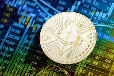 KYIV, UKRAINE - 17 AĞUSTOS 2024 Ethereum ETH para kripto döviz ticaret grafiği üzerinde farklı renkte hesaplamalar yakın çekim