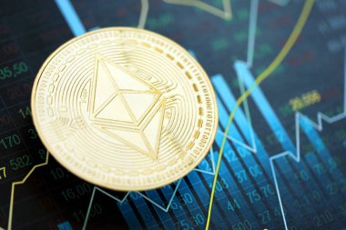 KYIV, UKRAINE - 17 AĞUSTOS 2024 Ethereum ETH, soyut kurgusal şamdanlar üzerine mavi renkli ticari tablolar.