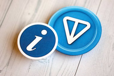 KYIV, UKRAINE - 17 AĞUSTOS 2024 Telegram TON madeni para ve ahşap zemin üzerinde bilgi işareti