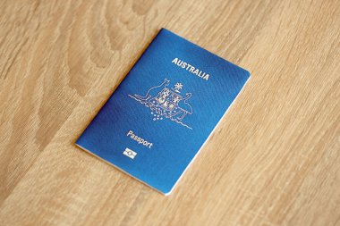 KYIV, UKRAINE - 10 Temmuz 2024 Avustralya mavi seyahat pasaportu
