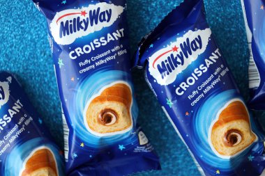 KYIV, UKRAINE - 17 AĞUSTOS 2024 Samanyolu kruvasanları mavi ambalajlı ve orijinal logolu