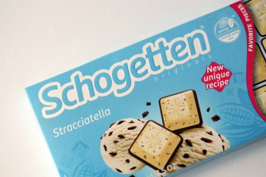 KYIV, UKRAINE - 17 AĞUSTOS 2024 Schogetten 10 ünlü Alman çikolatası ambalajlı kağıt ambalajı.