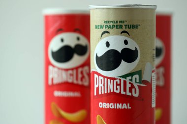 KYIV, UKRAINE - 17 AĞUSTOS 2024 Pringles Kağıt eko ambalajlı yeni silindir paketi