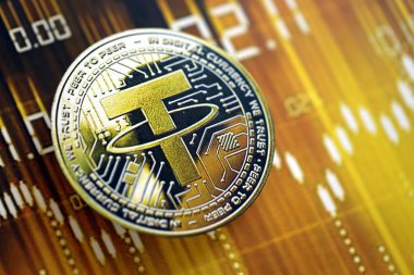 KYIV, UKRAINE - 17 AĞUSTOS 2024 Koyu kripto para üstü USDT altın sarısı ticaret şeması