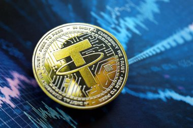 KYIV, UKRAINE - 17 AĞUSTOS 2024 Soyut kurgusal kripto para ticareti grafiğine bağlı USDT bozuk para