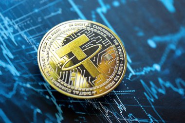 KYIV, UKRAINE - 17 AĞUSTOS 2024 Soyut kurgusal kripto para ticareti grafiğine bağlı USDT bozuk para