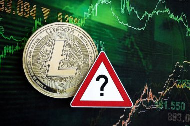 KYIV, UKRAINE - 17 Ağustos 2024 Litecoin LTC madeni para ve arkaplanda kırmızı kağıt soru işareti