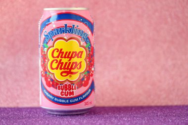 KYIV, UKRAINE - 17 AĞUSTOS 2024 Chupa Chups sakızlı, alkolsüz, alüminyum teneke kutu.