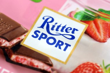 KYIV, UKRAINE - 17 AĞUSTOS, 2024 Ritter Spor Logotype Kapanışta küçük çikolata