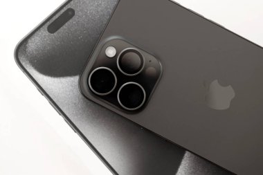 KYIV, UKRAINE - 17 AĞUSTOS 2024 Apple Iphone 15 profosyonel akıllı telefon ürünü