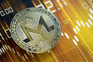 KYIV, UKRAINE - 17 AĞUSTOS 2024 Monero XMR Koyu kripto para birimi dijital ticaret şeması üzerinde altın sarısı renklerde