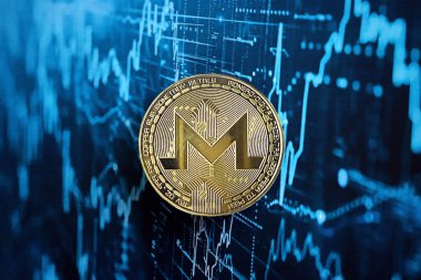 KYIV, UKRAINE - 17 AĞUSTOS 2024 Monero XMR soyut kurgusal kripto para ticareti grafiği üzerinde mavi renkli yakın plan