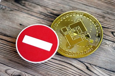 KYIV, UKRAINE - 17 AĞUSTOS 2024 Binance BNB madeni para ve kırmızı kağıt dur işareti ahşap arka planda yakın plan