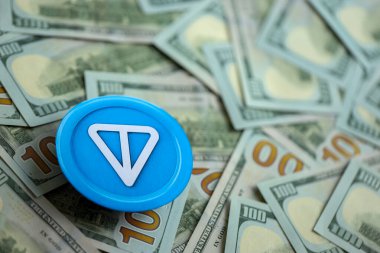 KYIV, UKRAINE - 17 AĞUSTOS 2024 TON TON madeni para büyük miktardaki 100 ABD doları yakın