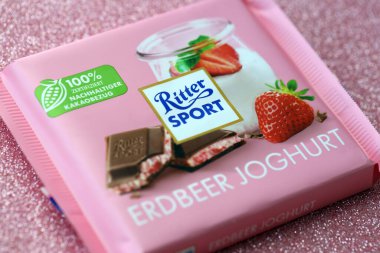 KYIV, UKRAINE - 17 AĞUSTOS, 2024 Ritter Spor Logotype Kapanışta küçük çikolata