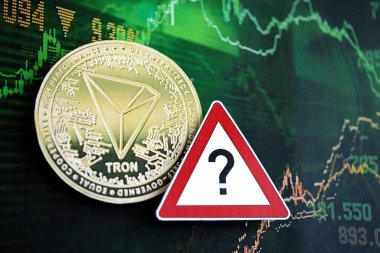 KYIV, UKRAINE - 17 AĞUSTOS, 2024 TRON Sikkesi ve arkaplanda kırmızı kağıt soru işareti