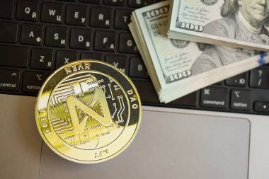 KYIV, UKRAINE - 17 AĞUSTOS 2024 YAŞINDA 100 ABD Doları tutarında para var.