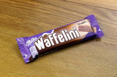 KYIV, UKRAINE - 17 AĞUSTOS 2024 Milka waffelini çikolatalı ürünü