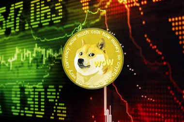 KYIV, UKRAINE - 17 AĞUSTOS 2024 DOGE Meme madeni para koyu kripto para birimi dijital ticaret şeması üzerinde yeşil ve kırmızı renklerde kapat