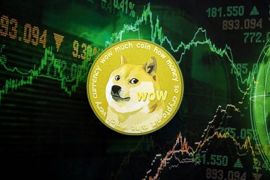 KYIV, UKRAINE - 17 AĞUSTOS 2024 DOGE Meme madeni para koyu kripto para birimi dijital ticaret şeması üzerinde yeşil renklerde yakın plan