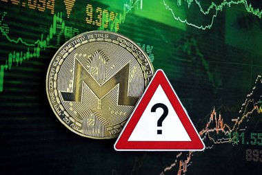 KYIV, UKRAINE - 17 Ağustos 2024 Monero XMR madeni parası ve arkaplanda kırmızı kağıt soru işareti
