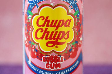 KYIV, UKRAINE - 17 AĞUSTOS 2024 Chupa Chups sakızlı, alkolsüz, alüminyum teneke kutu.