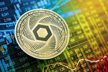 KYIV, UKRAINE - 17 AĞUSTOS, 2024 Kripto para birimi ticaret grafiği üzerinde Zincirli LINK madeni para