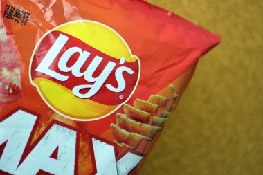 KYIV, UKRAINE - 17 Ağustos 2024 Maksimum Patates cipsi ve biber aromalı yakın plan
