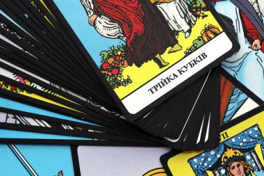 KYIV, UKRAINE - 10 Temmuz 2024 Tarot minor ve Rider Waite esoteric deck 'in büyük arcana kartları. Falcılık ve esrarengiz eylemler için birçok tarot kartı kapanır