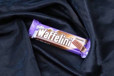KYIV, UKRAINE - 17 AĞUSTOS 2024 Milka waffelini çikolatalı ürünü