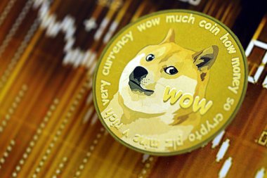 KYIV, UKRAINE - 17 AĞUSTOS 2024 DOGE Meme madeni para koyu kripto para birimi dijital ticaret şeması üzerinde altın sarısı renklerde