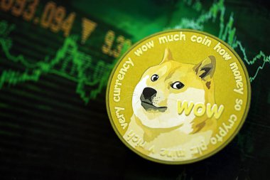 KYIV, UKRAINE - 17 AĞUSTOS 2024 DOGE Meme madeni para koyu kripto para birimi dijital ticaret şeması üzerinde yeşil renklerde yakın plan