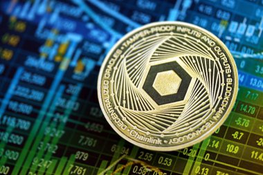 KYIV, UKRAINE - 17 AĞUSTOS, 2024 Kripto para birimi ticaret grafiği üzerinde Zincirli LINK madeni para