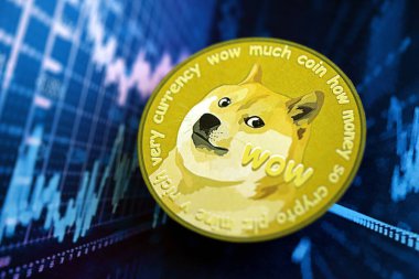 KYIV, UKRAINE - 17 AĞUSTOS 2024 DOGE Meme madeni para soyut kurgusal kripto döviz ticaret grafiğine mavi renkli yakın plan