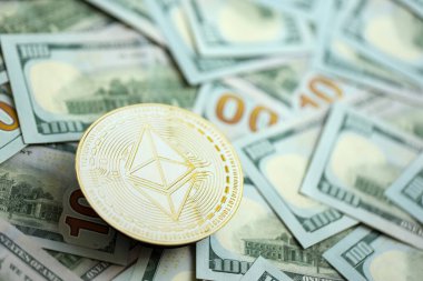 KYIV, UKRAINE - 17 AĞUSTOS 2024 Ethereum ETH 100 ABD Doları 'na yakın.
