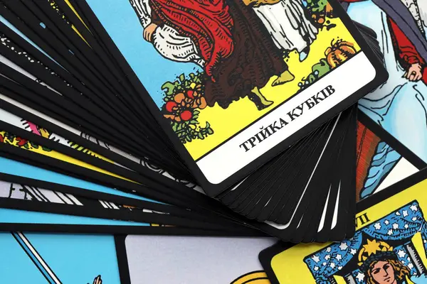 KYIV, UKRAINE - 10 Temmuz 2024 Tarot minor ve Rider Waite esoteric deck 'in büyük arcana kartları. Falcılık ve esrarengiz eylemler için birçok tarot kartı kapanır