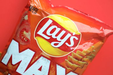 KYIV, UKRAINE - 17 Ağustos 2024 Maksimum Patates cipsi ve biber aromalı yakın plan