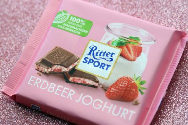 KYIV, UKRAINE - 17 AĞUSTOS, 2024 Ritter Spor Logotype Kapanışta küçük çikolata