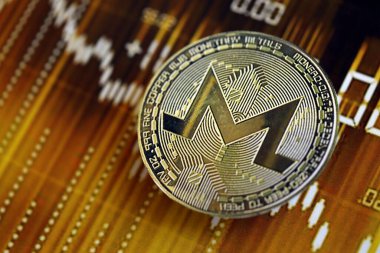 KYIV, UKRAINE - 17 AĞUSTOS 2024 Monero XMR Koyu kripto para birimi dijital ticaret şeması üzerinde altın sarısı renklerde