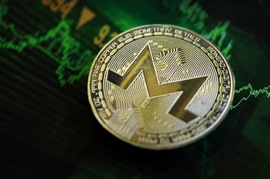 KYIV, UKRAINE - 17 AĞUSTOS 2024 Monero XMR Koyu kripto para birimi dijital ticaret şeması üzerinde yeşil renklerde yakın plan