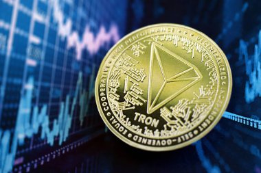 KYIV, UKRAINE - 17 AĞUSTOS 2024 Soyut kurgusal kripto para işlem grafiği üzerinde mavi renkli yakın plan