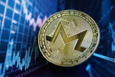 KYIV, UKRAINE - 17 AĞUSTOS 2024 Monero XMR soyut kurgusal kripto para ticareti grafiği üzerinde mavi renkli yakın plan