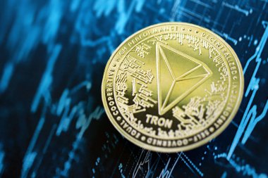 KYIV, UKRAINE - 17 AĞUSTOS 2024 Soyut kurgusal kripto para işlem grafiği üzerinde mavi renkli yakın plan