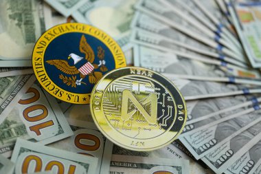 KYIV, UKRAINE - 17 Ağustos 2024 Para ve ABD Menkul Kıymetler ve Borsa Komisyonu 'nun yakın plan imzası