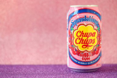 KYIV, UKRAINE - 17 AĞUSTOS 2024 Chupa Chups sakızlı, alkolsüz, alüminyum teneke kutu.