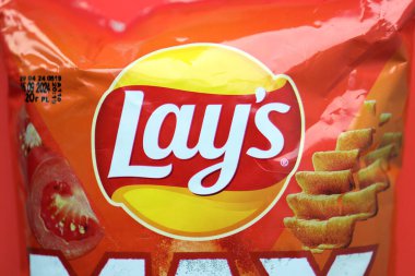 KYIV, UKRAINE - 17 Ağustos 2024 Maksimum Patates cipsi ve biber aromalı yakın plan