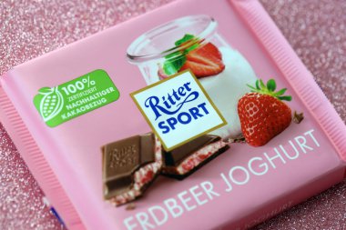 KYIV, UKRAINE - 17 AĞUSTOS, 2024 Ritter Spor Logotype Kapanışta küçük çikolata