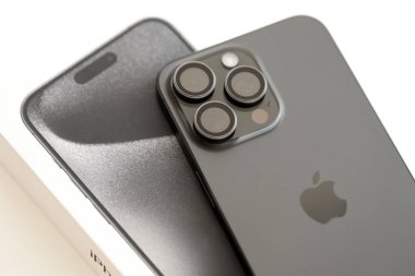 KYIV, UKRAINE - 17 AĞUSTOS 2024 Apple Iphone 15 profosyonel akıllı telefon ürünü
